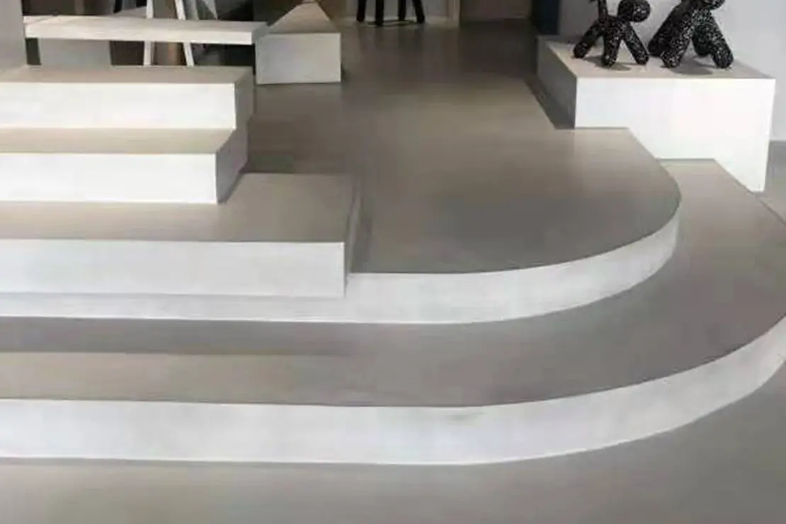 Escalera de microcemento con formas ovaladas y cuadradas